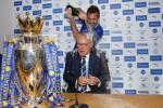 Học trò tri ân thầy Ranieri bằng cách ... tắm champagne