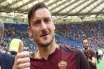 Pha kiến tạo đẳng cấp "không thèm nhìn" của huyền thoại Totti