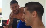 Trung vệ Ramos cắt tóc cầu may cho đàn em Morata trước ngày ra quân