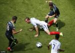 Bóng chạm tay trung vệ Ben Davies (Phút 32, Anh vs Wales)