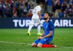 Giroud đã ... "đầu gỗ" ra sao ở trận Pháp 2-0 Albania