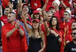 Hai nữ CĐV nóng bỏng của Albania bốc lửa trên khán đài