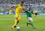 Cú sút xa chệch khung thành trận Ukraine vs Bắc Ireland