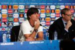 HLV Joachim Low đưa ra lý do Mario Gomez không đá chính