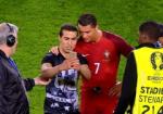 Hành động quá đẹp của Ronaldo sau trận đấu thất vọng BĐN 0-0 Áo