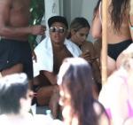 Đá "bồ già", sao trẻ M.U vui vẻ bên người đẹp nóng bỏng