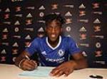 Khám phá Michy Batshuayi - tân binh đầu tiên của Chelsea phiên bản Antonio Conte