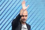 Pep Guardiola đá đểu "hàng xóm" trong ngày ra mắt Man City