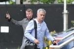 Mourinho phờ phạc ra về sau ngày làm việc đầu tiên ở M.U