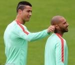 Ronaldo khoe đầu mới trên sân tập BĐN