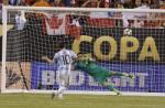 Quả bóng Messi sút trượt luân lưu 11m ở CK Copa America 2016 được rao bán