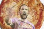 Muốn được ăn pizza giá rẻ, fan Napoli cần cầu "Judas" Higuain chấn thương