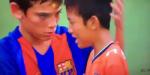 Hành động đẹp của các cầu thủ nhí Barca