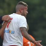 Cựu sao AC Milan bị đứt tai rợn tóc gáy trên sân cỏ