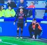 Anh chàng nhặt bóng tinh ranh muốn sáng nhất đại chiến Everton vs Arsenal