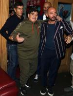 Huyền thoại Maradona liêu xiêu khi rời nhà hàng cùng bồ trẻ