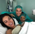 Bạn gái sinh sớm, Ronaldo chào đón cô con gái đầu lòng