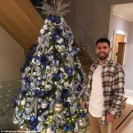 Aguero trang trí cây thông Noel theo màu sắc chủ đạo Man City