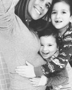 Vợ Messi khoe bụng to