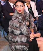 Bạn gái Ronaldo 'hứng bão' vì mặc áo lông thú