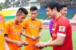 Tuyển thủ U23 Việt Nam vui vẻ nhận tiền lì xì trên sân tập