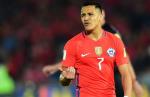 Hành xử kém, Alexis Sanchez bị đồng đội "quây" trong phòng thay đồ