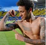 Mọi thành viên trong nhà đều đã xuất hiện trên cơ thể Neymar