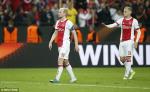Thua MU tại Europa League, cầu thủ Ajax bị CĐV ném ghế