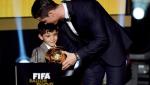 Con trai Ronaldo mải mê chơi bóng đến mức bỏ ăn giống cha
