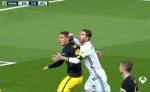 Trung vệ Sergio Ramos may mắn thoát thẻ phạt trận Real 3-0 Atletico