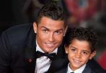 Ronaldo cần "mua thêm tủ" để bày danh hiệu của hai bố con