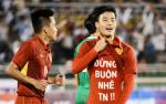Văn Toàn đã phạm luật FIFA khi in thông điệp xin lỗi bạn gái trên áo đấu
