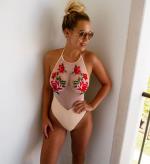 Bạn gái Rio Ferdinand mặc xuyên thấu khoe vòng một