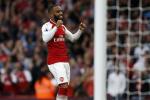 Tại sao Lacazette không ăn mừng khi ghi bàn vào lưới Leicester?