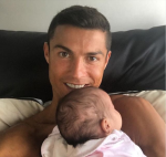 Ronaldo tự hào khoe ảnh con