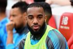 Wenger tiếp tục bị chỉ trích vì giam hãm Lacazette
