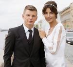 Vợ tiền đạo Arshavin làm loạn trên máy bay