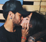 Dù tuyên bố chia tay, Neymar vẫn ôm hôn say đắm bạn gái cũ