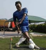 Tượng tiền vệ Essien thảm họa hơn phiên bản lỗi của Ronaldo