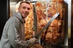Cựu sao Arsenal mở tiệm bánh mì kebab cực hút khách