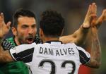 Dani Alves ao ước điều gì khi tắm chung với Gigi Buffon?