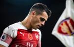 Mắc sai lầm nghiêm trọng, Xhaka vẫn được HLV Emery bảo vệ