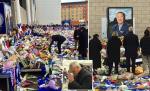 Ranieri đau buồn trở về Leicester thắp hương cho chủ cũ