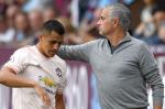 Sanchez có hành động phũ phàng với Mourinho