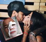 Tiền đạo Neymar trêu bạn gái