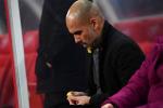 Lý do HLV Guardiola đeo vật lạ màu vàng trên áo