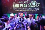 Văn Toàn có hành động đẹp trong lễ trao giải Fair Play 2017