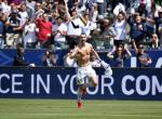 NÓNG: Siêu Ibra ra mắt MLS bằng tuyệt tác volley tầm xa