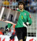 Cựu thủ môn bóng đá bị mẹ vợ bắn khi đến thăm con gái