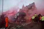 Fan Liverpool bị chỉ trích dữ dội vì tấn công xe bus của Man City